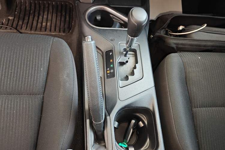Used Toyota RAV4 2016 2.0L CVT Two-Wheel Drive Comfort Edition China V Standard Gear Lever