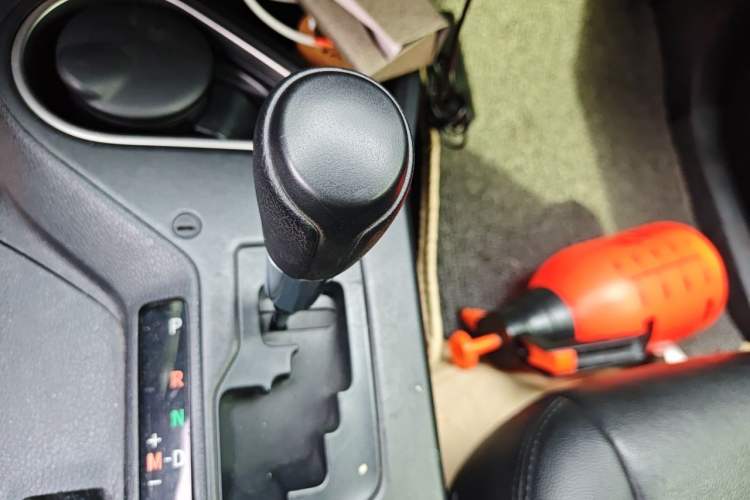 Used Toyota RAV4 2016 2.0L CVT Two-Wheel Drive Comfort Edition China V Standard Gear Lever