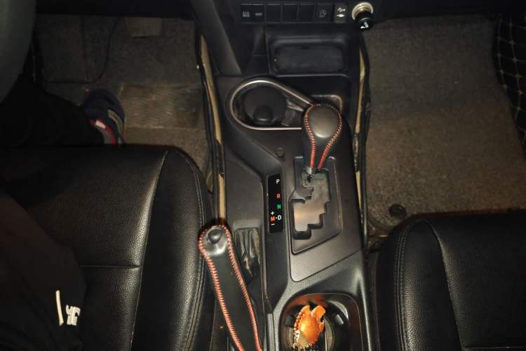 Used Toyota RAV4 2016 2.0L CVT Two-Wheel Drive Fashion Edition China V Standard Gear Lever