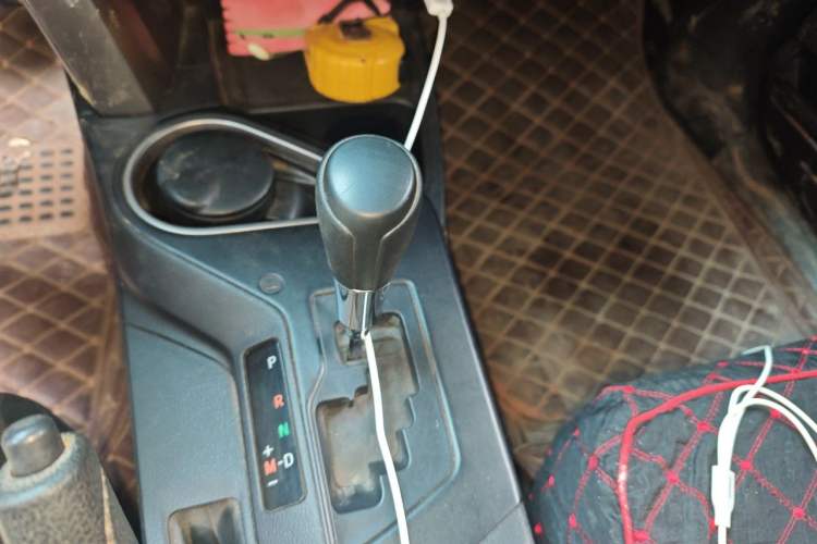 Used Toyota RAV4 2016 2.0L CVT Two-Wheel Drive Fashion Edition China V Standard Gear Lever