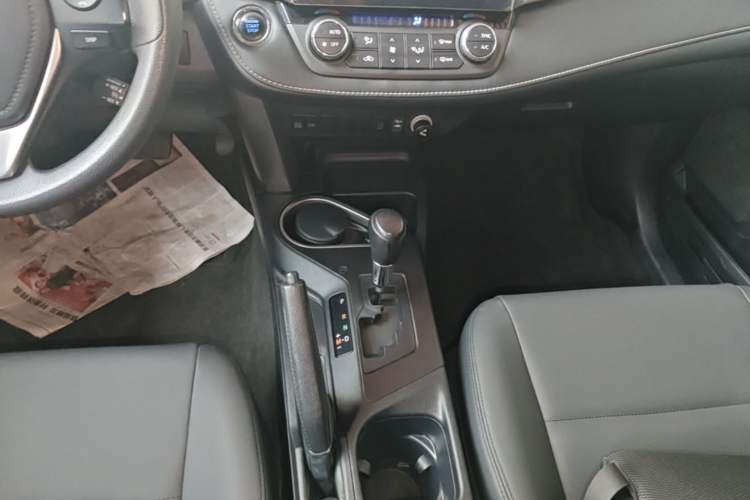 Used Toyota RAV4 2016 2.0L CVT Two-Wheel Drive Fashion Edition China V Standard Gear Lever