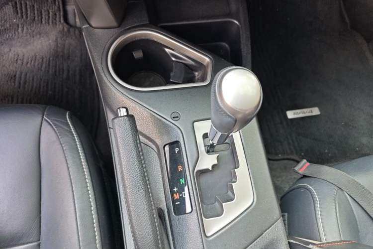 Used Toyota RAV4 2016 2.0L CVT Two-Wheel Drive Smart Edition China V Standard Gear Lever