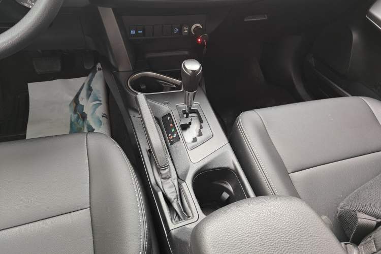 Used Toyota RAV4 2016 2.0L CVT Two-Wheel Drive Fashion Edition China V Standard Gear Lever