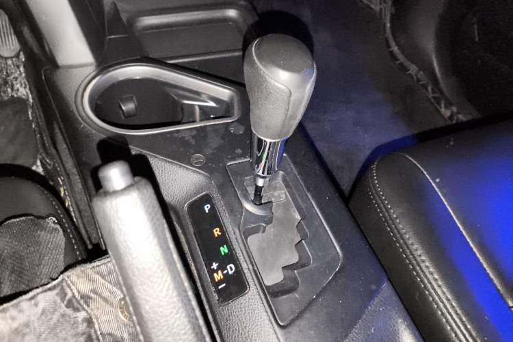 Used Toyota RAV4 2016 2.0L CVT Two-Wheel Drive Fashion Edition China V Standard Gear Lever