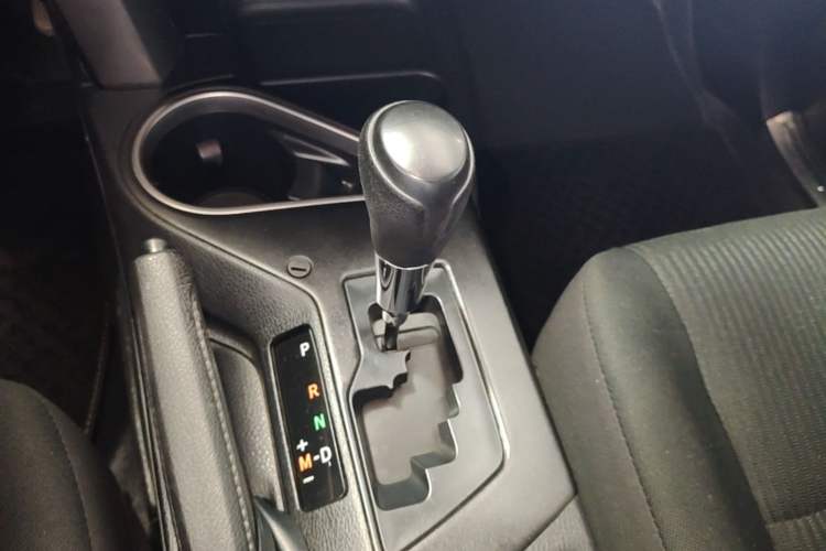 Used Toyota RAV4 2016 2.0L CVT Two-Wheel Drive Fashion Edition China V Standard Gear Lever