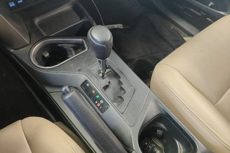 Used Toyota RAV4 2016 2.0L CVT Two-Wheel Drive Fashion Edition China V Standard Gear Lever