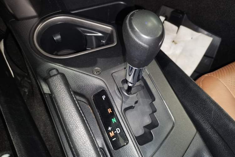 Used Toyota RAV4 2016 2.0L CVT Two-Wheel Drive Urban Edition China V Standard Gear Lever