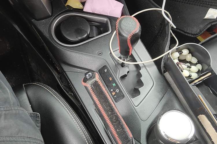 Used Toyota RAV4 2016 2.0L CVT Two-Wheel Drive Urban Edition China V Standard Gear Lever