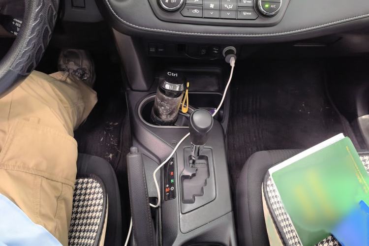 Used Toyota RAV4 2016 2.0L CVT Two-Wheel Drive Fashion Edition China V Standard Gear Lever