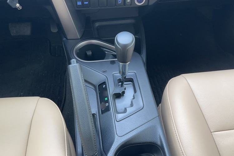 Used Toyota RAV4 2016 2.0L CVT Two-Wheel Drive Urban Edition China V Standard Gear Lever