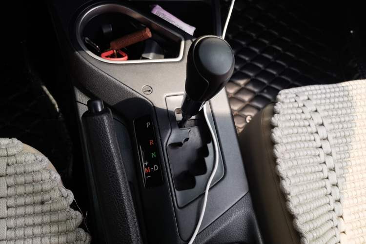 Used Toyota RAV4 2016 2.0L CVT Two-Wheel Drive Urban Edition China V Standard Gear Lever