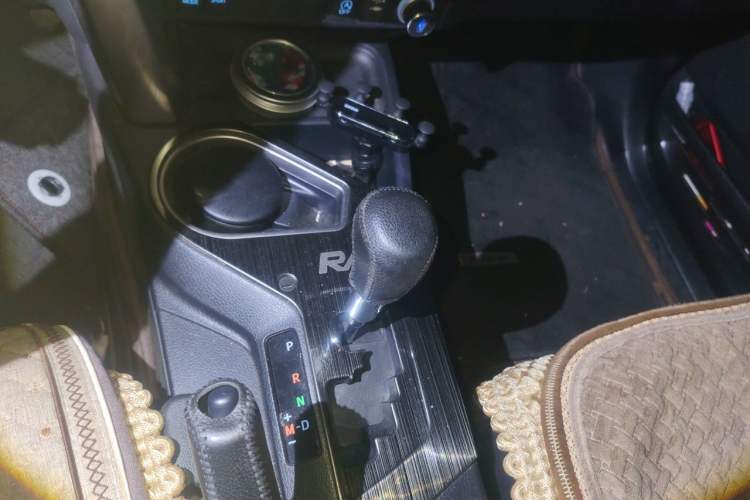 Used Toyota RAV4 2016 2.0L CVT Two-Wheel Drive Fashion Edition China V Standard Gear Lever