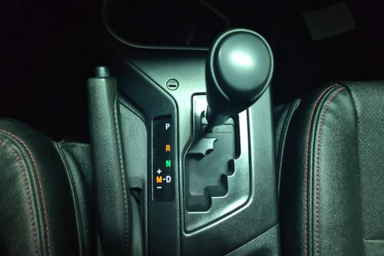 Used Toyota RAV4 2016 2.0L CVT Two-Wheel Drive Fashion Edition China V Standard Gear Lever