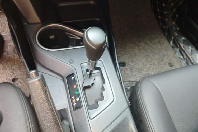 Used Toyota RAV4 2016 2.0L CVT Two-Wheel Drive Fashion Edition China V Standard Gear Lever