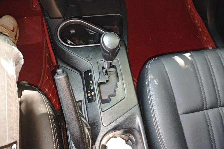 Used Toyota RAV4 2016 2.0L CVT Two-Wheel Drive Comfort Edition China V Standard Gear Lever