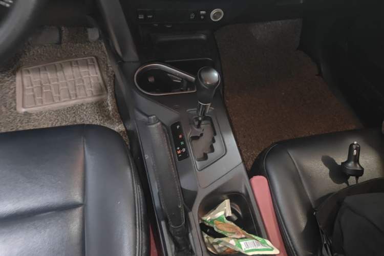 Used Toyota RAV4 2016 2.0L CVT Two-Wheel Drive Fashion Edition China V Standard Gear Lever