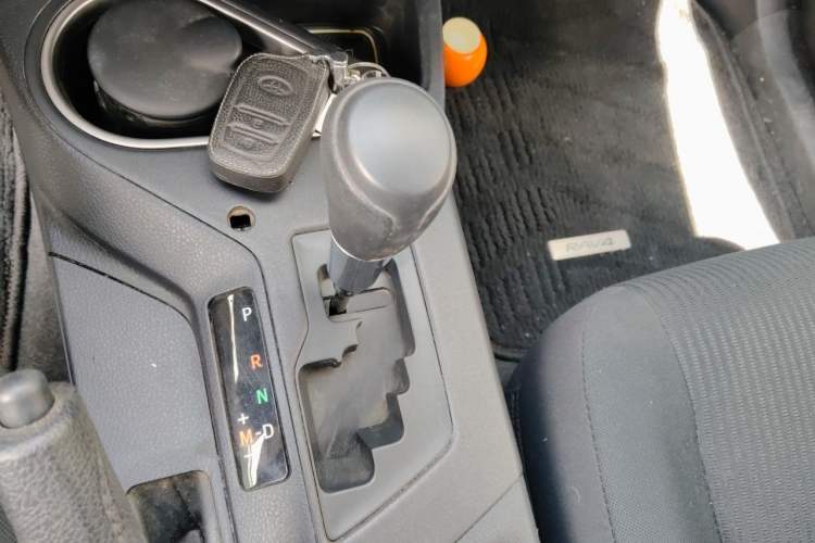 Used Toyota RAV4 2016 2.0L CVT Two-Wheel Drive Fashion Edition China V Standard Gear Lever