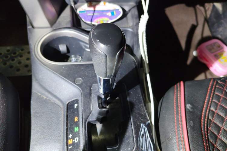 Used Toyota RAV4 2016 2.0L CVT Two-Wheel Drive Fashion Edition China V Standard Gear Lever