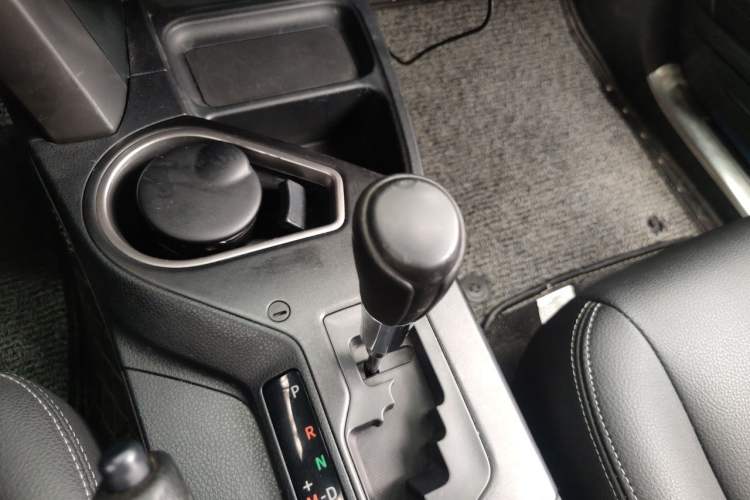 Used Toyota RAV4 2016 2.0L CVT Two-Wheel Drive Fashion Edition China V Standard Gear Lever