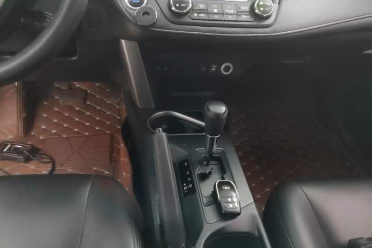 Used Toyota RAV4 2016 2.0L CVT Two-Wheel Drive Fashion Edition China V Standard Gear Lever
