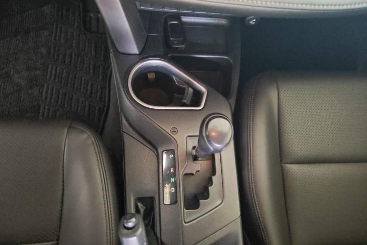 Used Toyota RAV4 2016 2.0L CVT Two-Wheel Drive Fashion Edition China V Standard Gear Lever