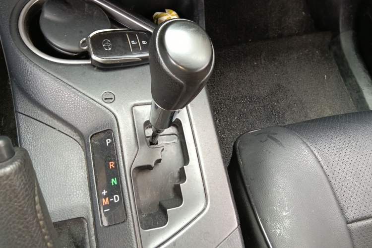 Used Toyota RAV4 2016 2.0L CVT Two-Wheel Drive Comfort Edition China V Standard Gear Lever