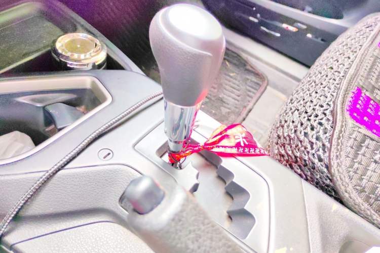 Used Toyota RAV4 2016 2.0L CVT Two-Wheel Drive Fashion Edition China V Standard Gear Lever