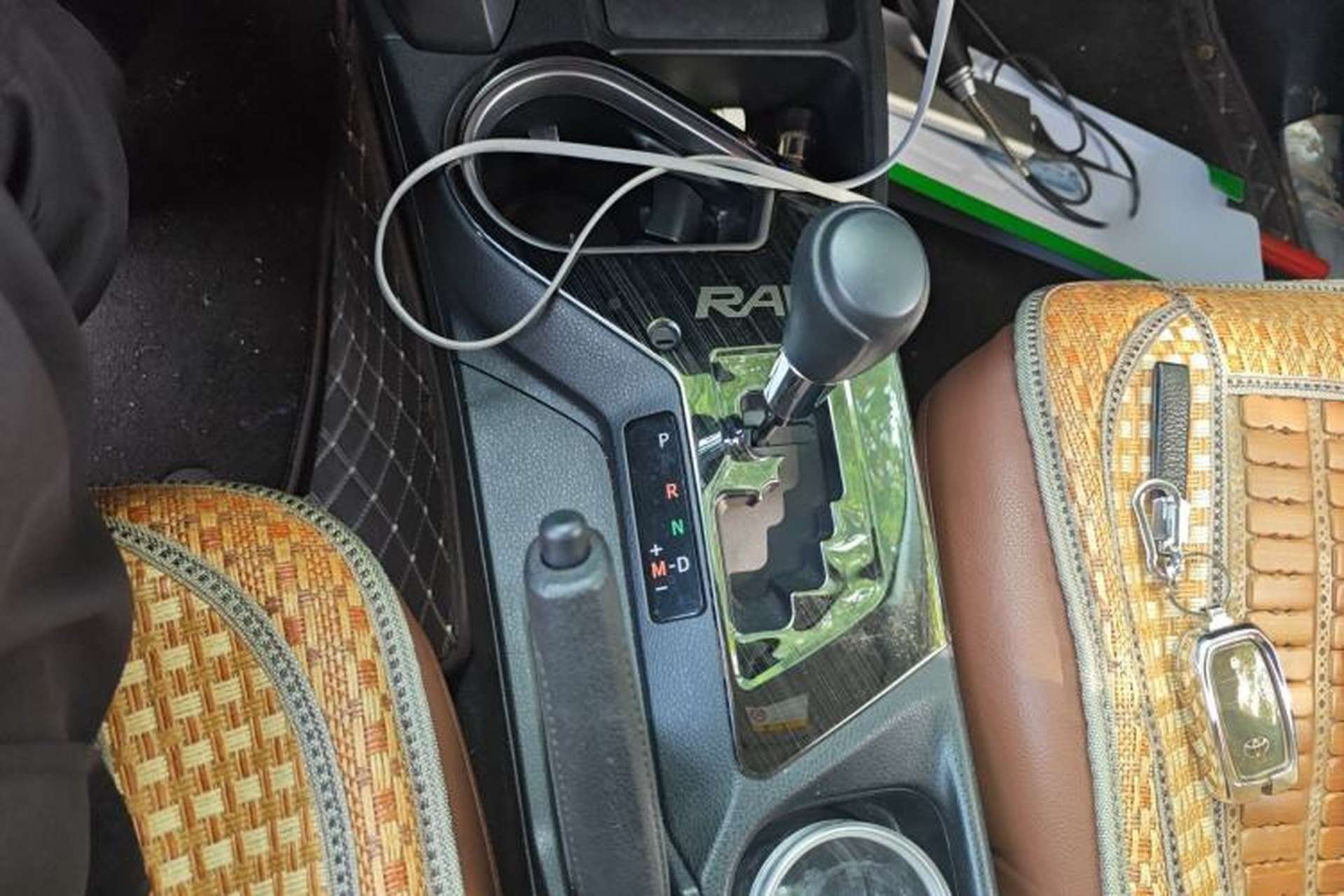 Used Toyota RAV4 2016 2.0L CVT Two-Wheel Drive Fashion Edition China V Standard Gear Lever