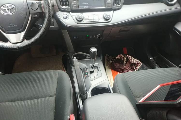 Used Toyota RAV4 2016 2.0L CVT Two-Wheel Drive Fashion Edition China V Standard Gear Lever