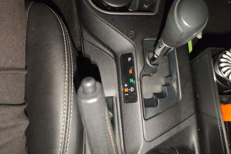 Used Toyota RAV4 2016 2.0L CVT Two-Wheel Drive Fashion Edition China V Standard Gear Lever