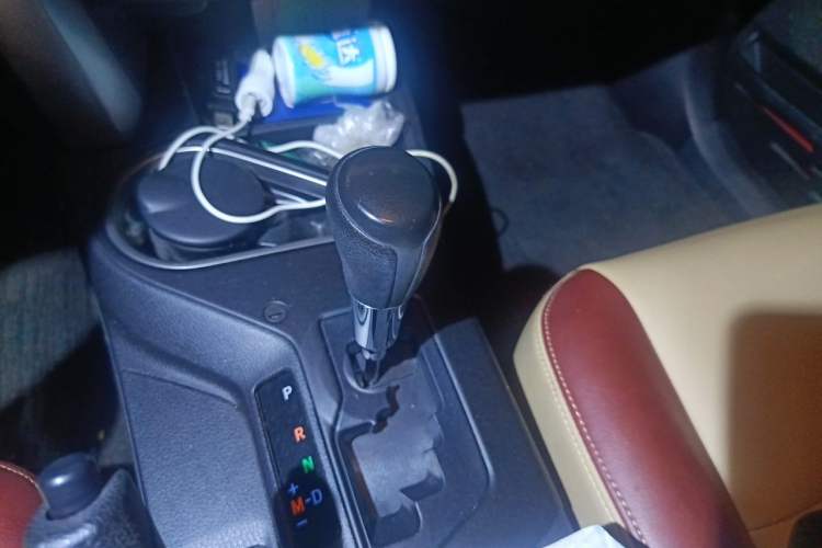 Used Toyota RAV4 2016 2.0L CVT Two-Wheel Drive Urban Edition China V Standard Gear Lever
