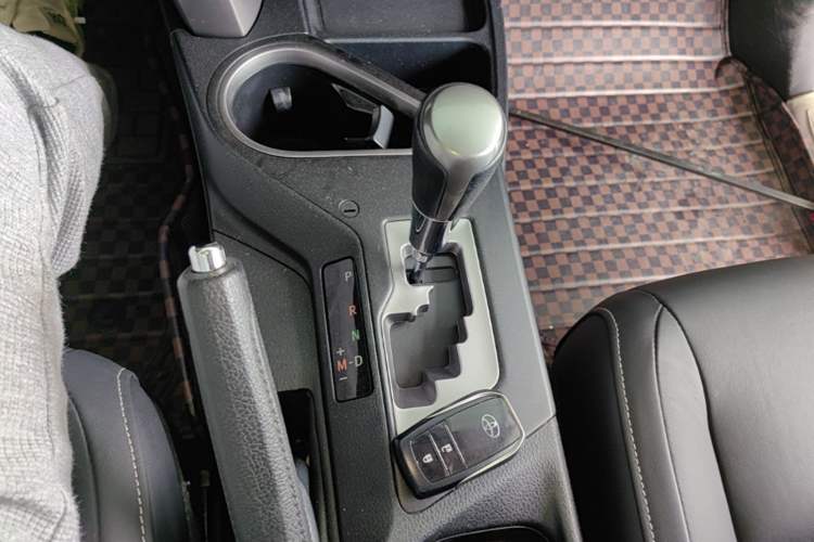 Used Toyota RAV4 2016 2.0L CVT Two-Wheel Drive Smart Edition China V Standard Gear Lever