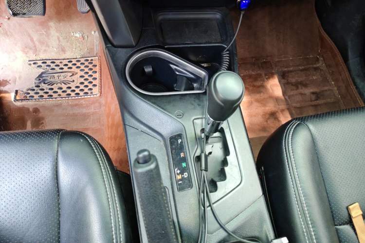 Used Toyota RAV4 2016 2.0L CVT Two-Wheel Drive Fashion Edition China V Standard Gear Lever