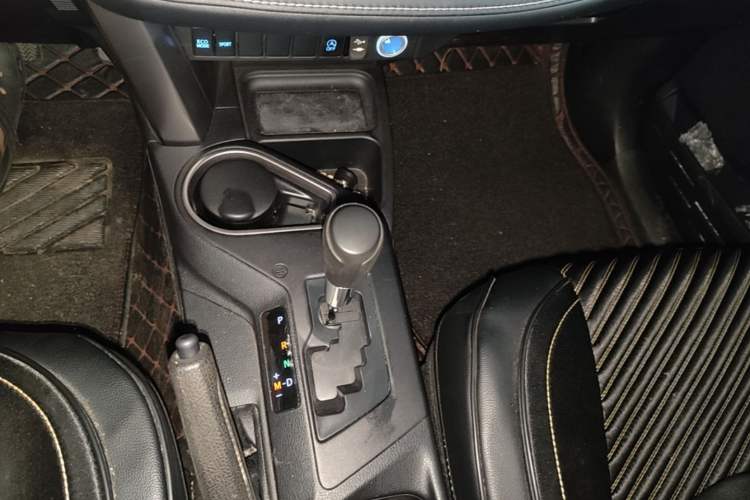 Used Toyota RAV4 2016 2.0L CVT Two-Wheel Drive Fashion Edition China V Standard Gear Lever