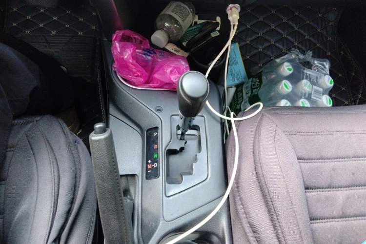 Used Toyota RAV4 2016 2.0L CVT Two-Wheel Drive Fashion Edition China V Standard Gear Lever