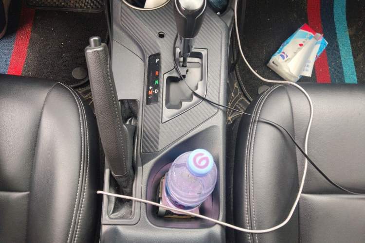Used Toyota RAV4 2016 2.0L CVT Two-Wheel Drive Fashion Edition China V Standard Gear Lever