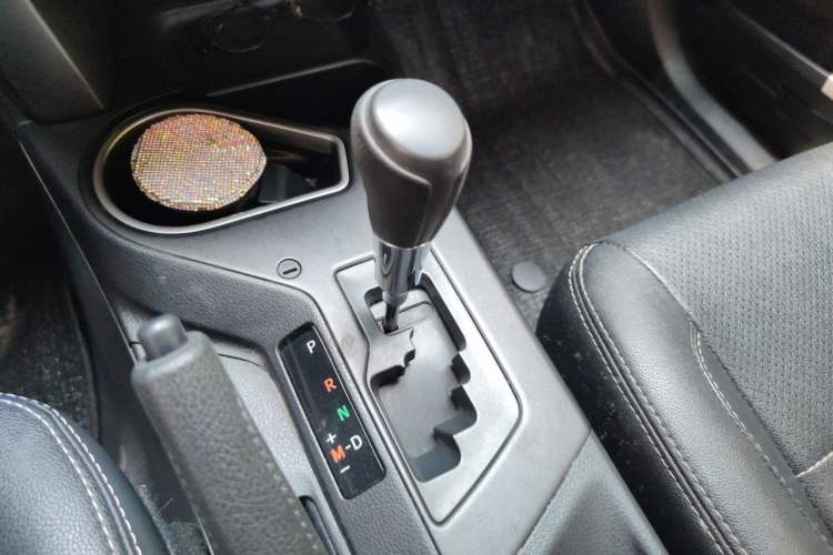Used Toyota RAV4 2016 2.0L CVT Two-Wheel Drive Fashion Edition China V Standard Gear Lever