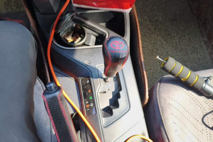 Used Toyota RAV4 2016 2.0L CVT Two-Wheel Drive Fashion Edition China V Standard Gear Lever