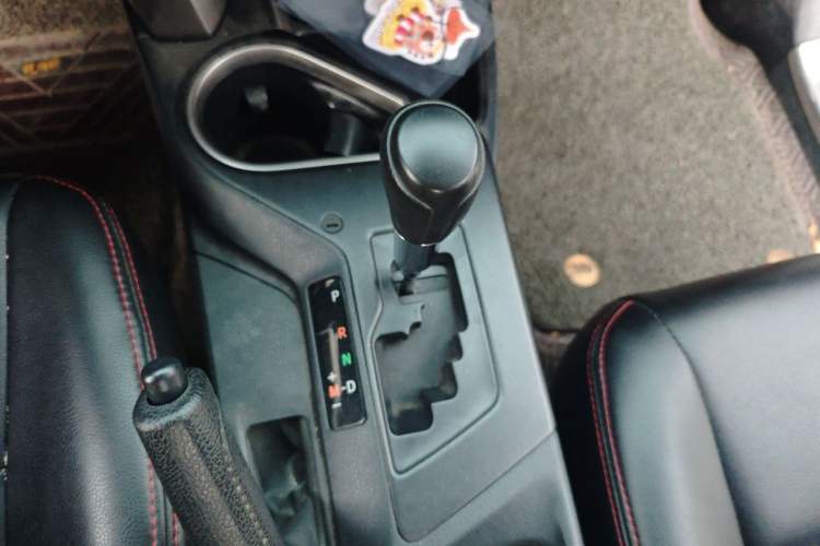 Used Toyota RAV4 2016 2.0L CVT Two-Wheel Drive Fashion Edition China V Standard Gear Lever