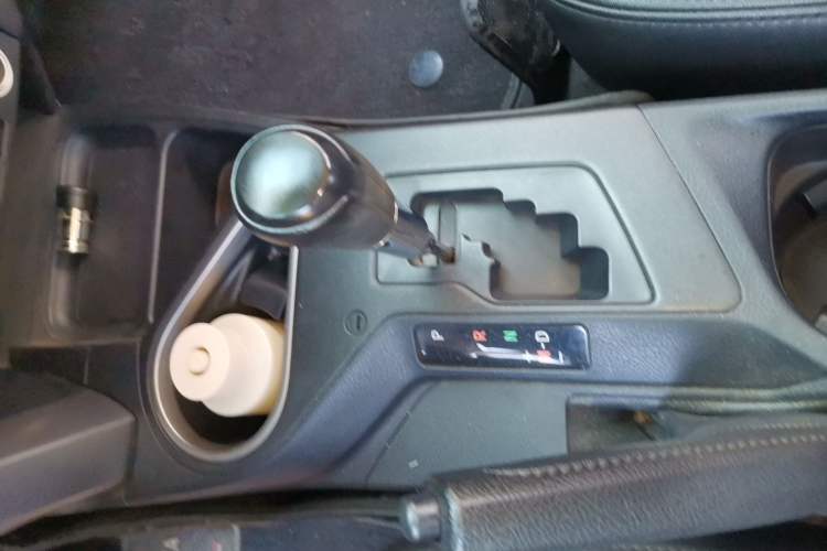 Used Toyota RAV4 2016 2.0L CVT Two-Wheel Drive Urban Edition China V Standard Gear Lever