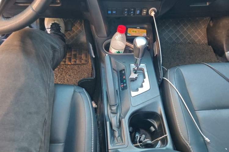 Used Toyota RAV4 2016 2.0L CVT Two-Wheel Drive Smart Edition China V Standard Gear Lever