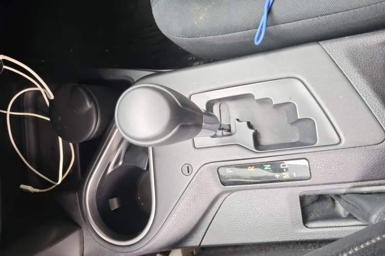 Used Toyota RAV4 2016 2.0L CVT Two-Wheel Drive Fashion Edition China V Standard Gear Lever