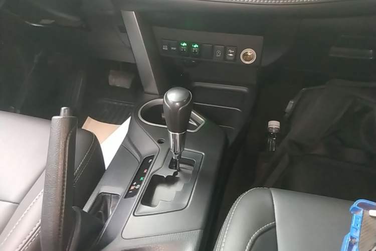 Used Toyota RAV4 2016 2.0L CVT Two-Wheel Drive Fashion Edition China V Standard Gear Lever