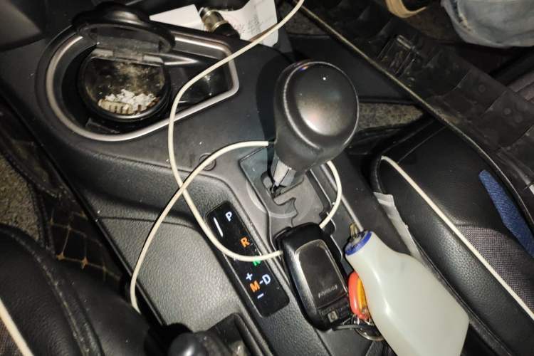 Used Toyota RAV4 2016 2.0L CVT Two-Wheel Drive Fashion Edition China V Standard Gear Lever