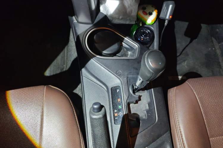 Used Toyota RAV4 2016 2.0L CVT Two-Wheel Drive Fashion Edition China V Standard Gear Lever
