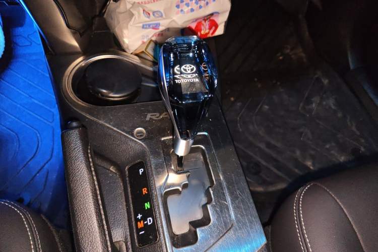 Used Toyota RAV4 2016 2.0L CVT Two-Wheel Drive Fashion Edition China V Standard Gear Lever