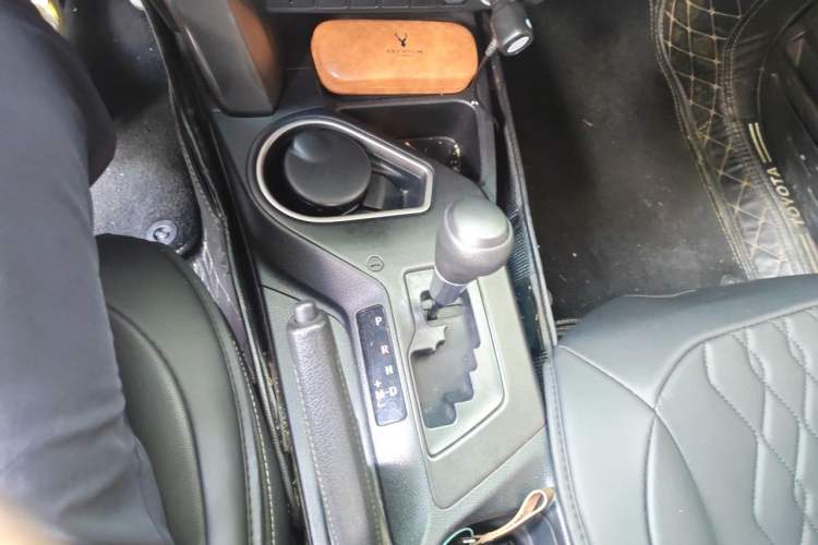 Used Toyota RAV4 2016 2.0L CVT Two-Wheel Drive Fashion Edition China V Standard Gear Lever