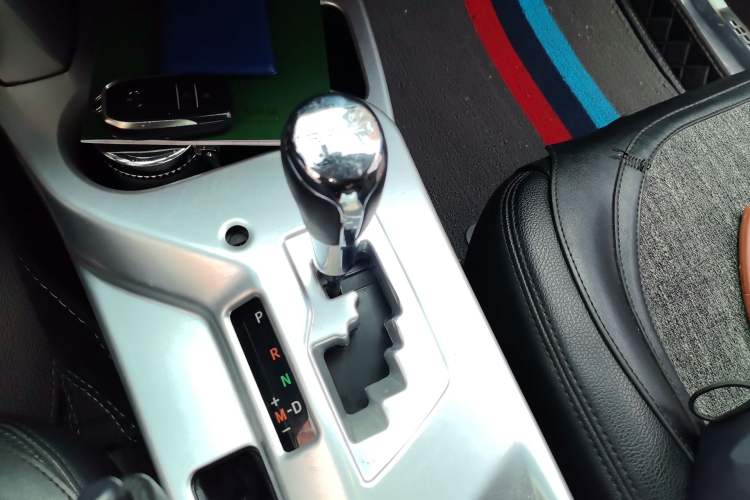 Used Toyota RAV4 2016 2.0L CVT Two-Wheel Drive Fashion Edition China V Standard Gear Lever