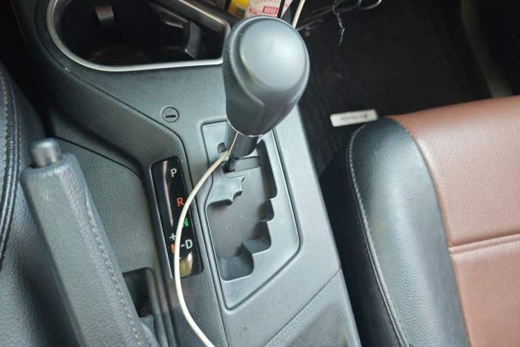 Used Toyota RAV4 2016 2.0L CVT Two-Wheel Drive Fashion Edition China V Standard Gear Lever