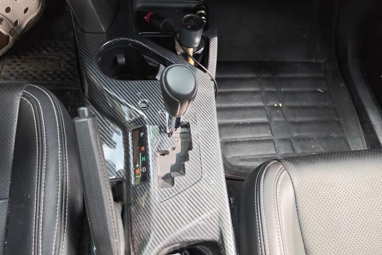 Used Toyota RAV4 2016 2.0L CVT Two-Wheel Drive Fashion Edition China V Standard Gear Lever